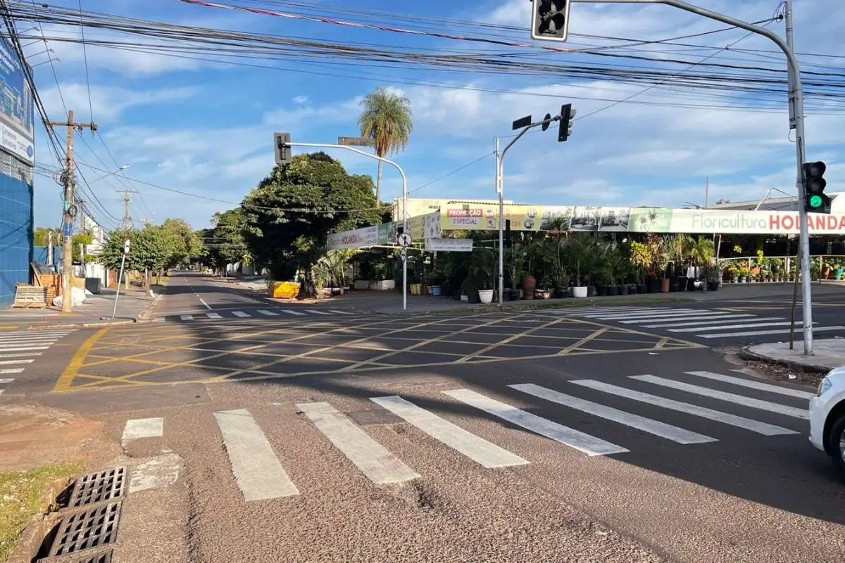 Homem morre em grave acidente entre ciclomotor e caminhonete em Campo Grande