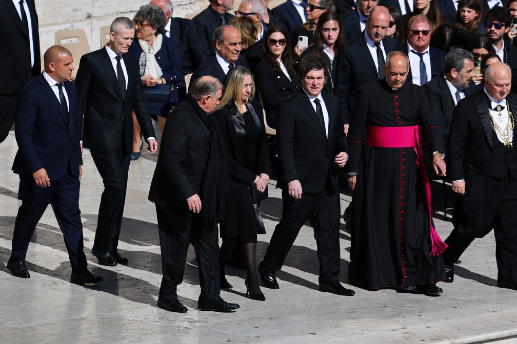 Javier Milei chega à missa de papa Francisco — Foto: REUTERS/Kai Pfaffenbach