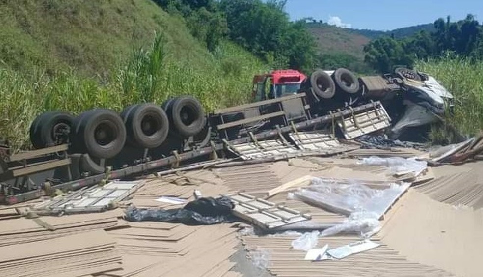 Carreta capota e motorista morre na MG-383, em Conselheiro Lafaiete, na  Região Central, Minas Gerais