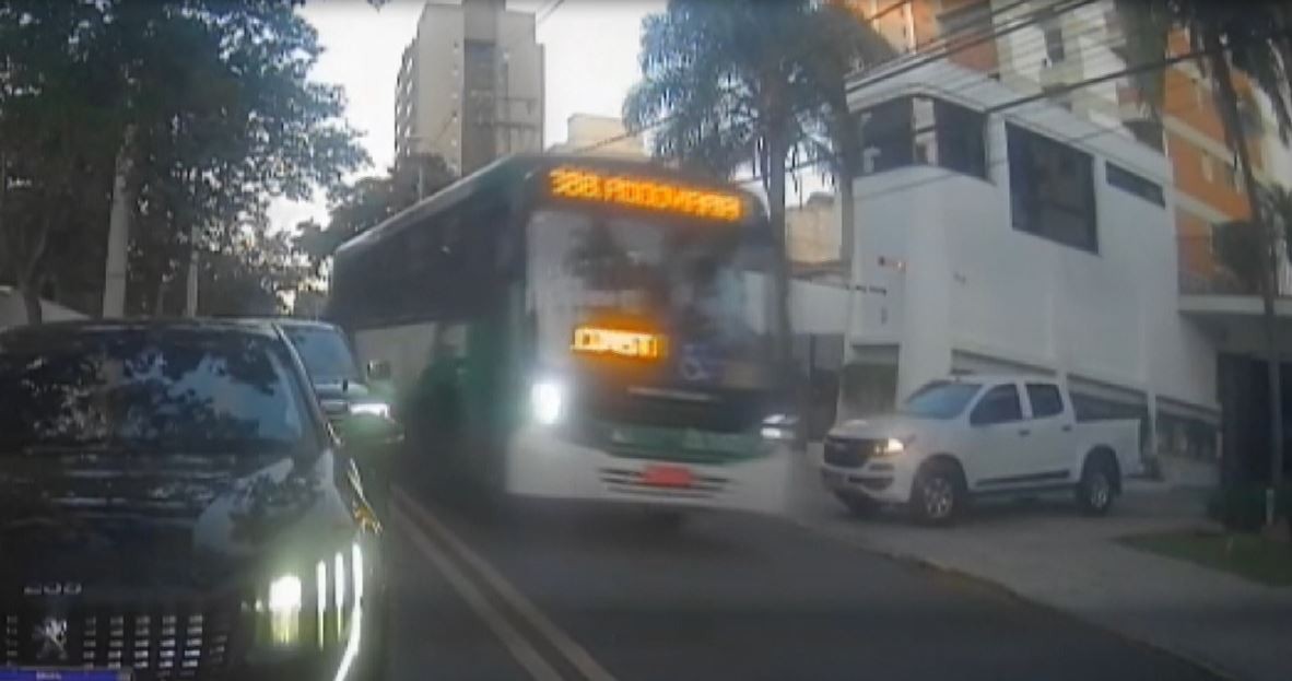 VÍDEO: ônibus entra na contramão e avança sinal vermelho no Cambuí, em Campinas 