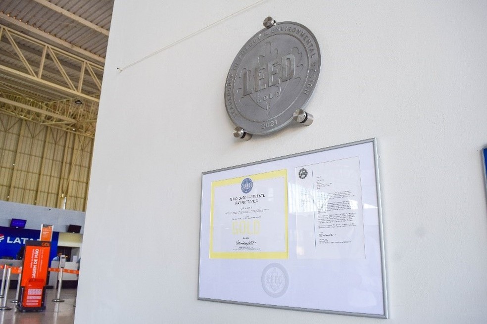 Placa LEED Gold foi implantada na entrada do saguão — Foto: Aeroporto Regional da Zona da Mata/Divulgação