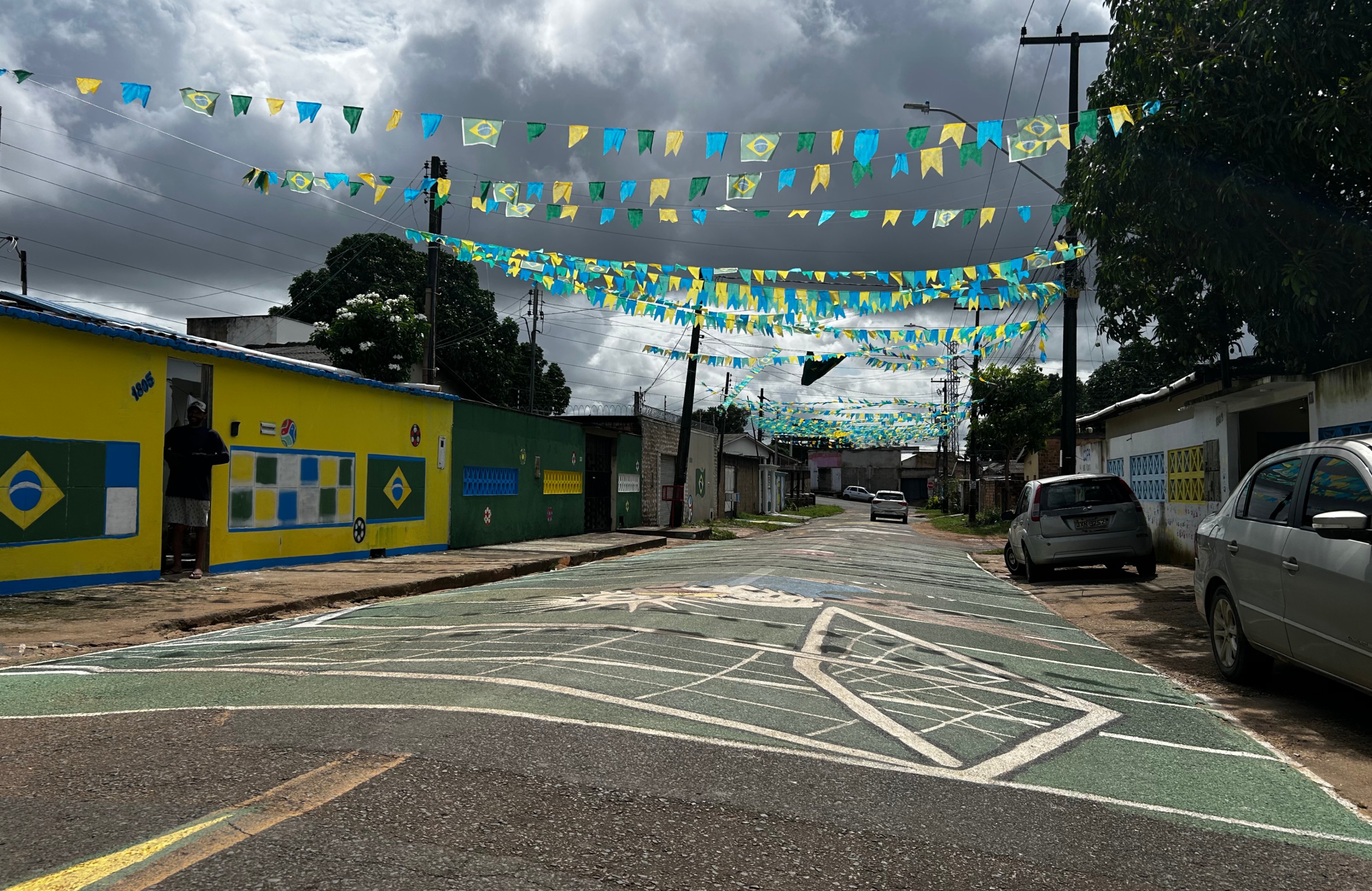 Moradores pintam 'Rua Argentina' de verde e amarelo para torcer pelo Brasil na Copa em Roraima