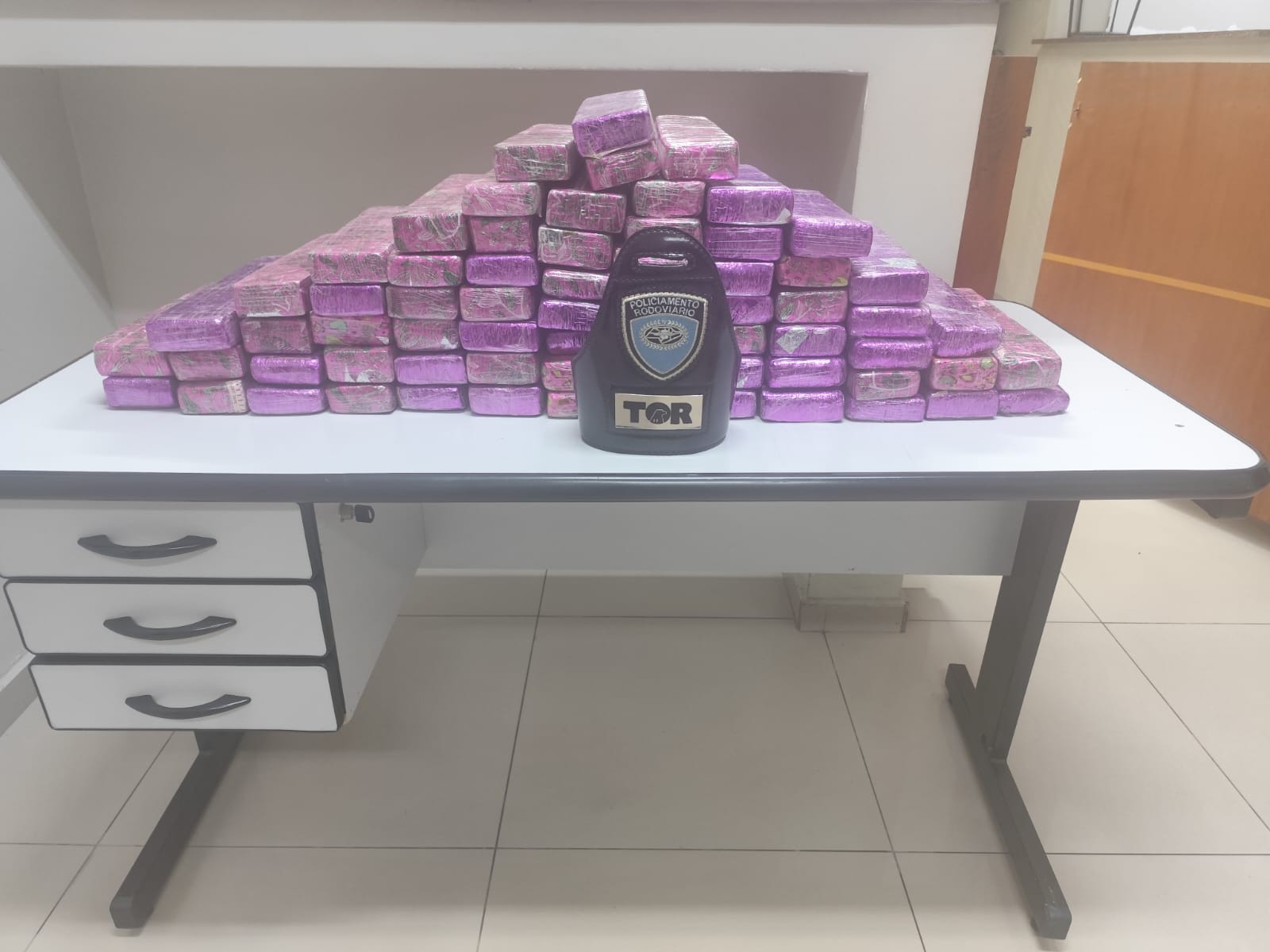 Polícia Rodoviária apreende 50 quilos de maconha após perseguição na Rodovia Ayrton Senna em Guararema