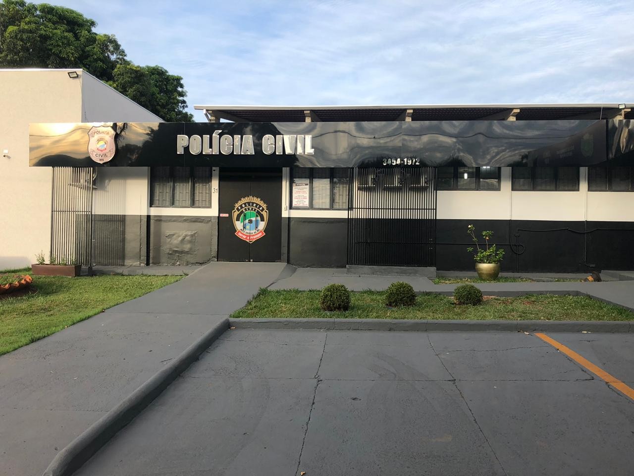 Batida frontal entre carro e carreta mata três pessoas e deixa uma ferida na BR-267