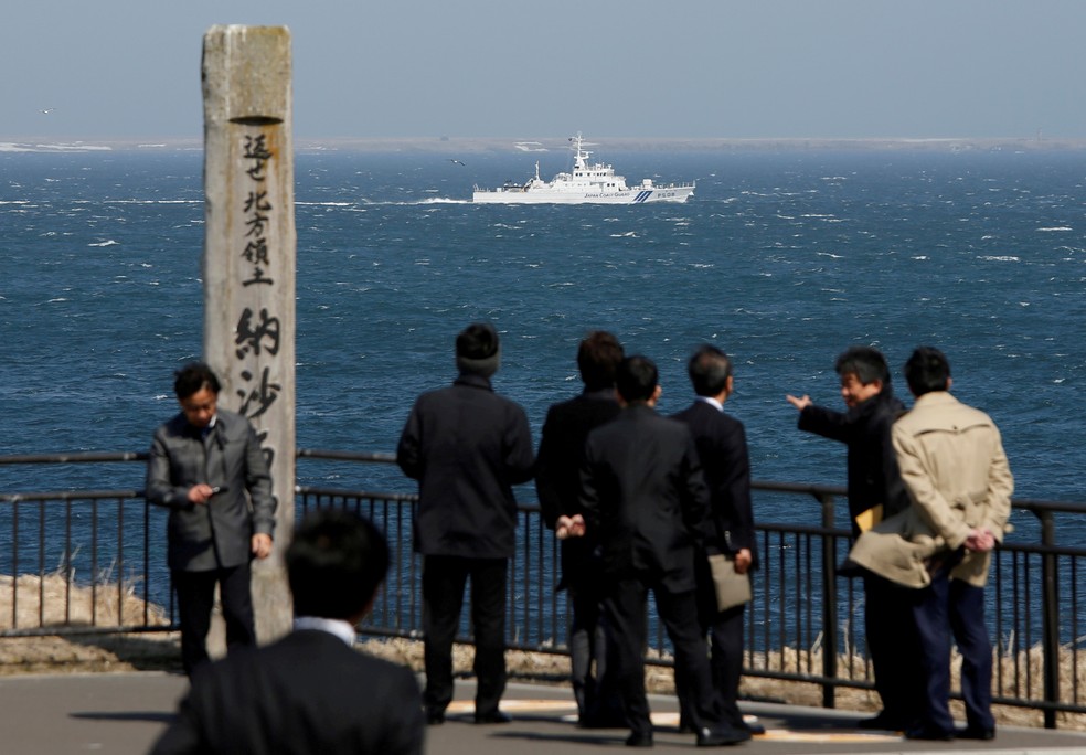 Navio japonês navega entre ilhas do Japão e da Rússia. Ao fundo, uma das ilhas Curilas, território disputado entre os dois países. — Foto: Issei Kato/File Photo/Reuters
