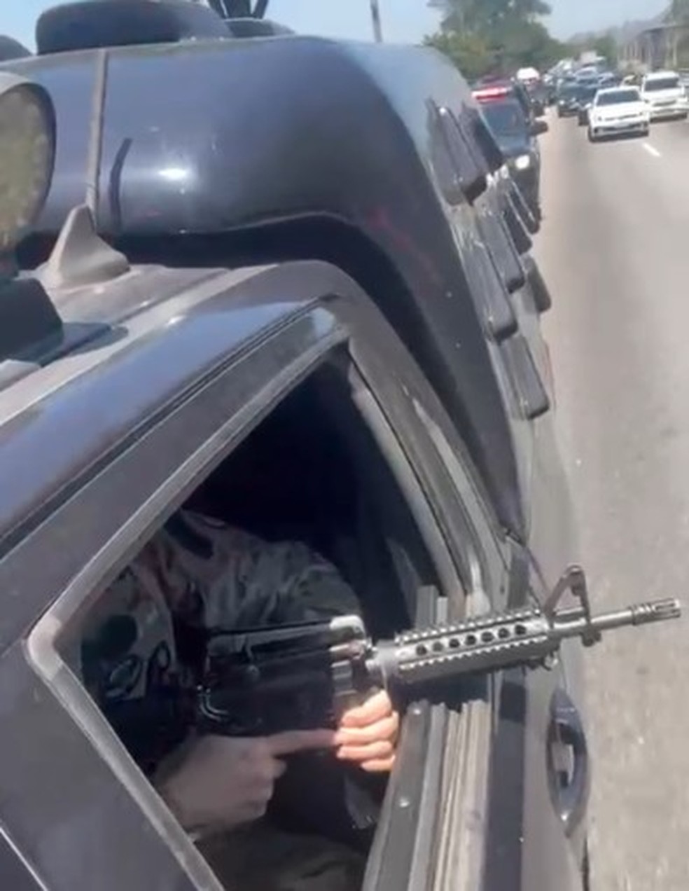 Comboio da polícia do RJ durante a transferência de 7 chefes do tráfico do Comando Vermelho para presídios federais — Foto: Reprodução