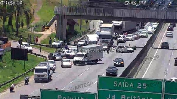 Colisão entre motos, caminhão e carro mata uma pessoa e trava o trânsito na Anhanguera, em SP