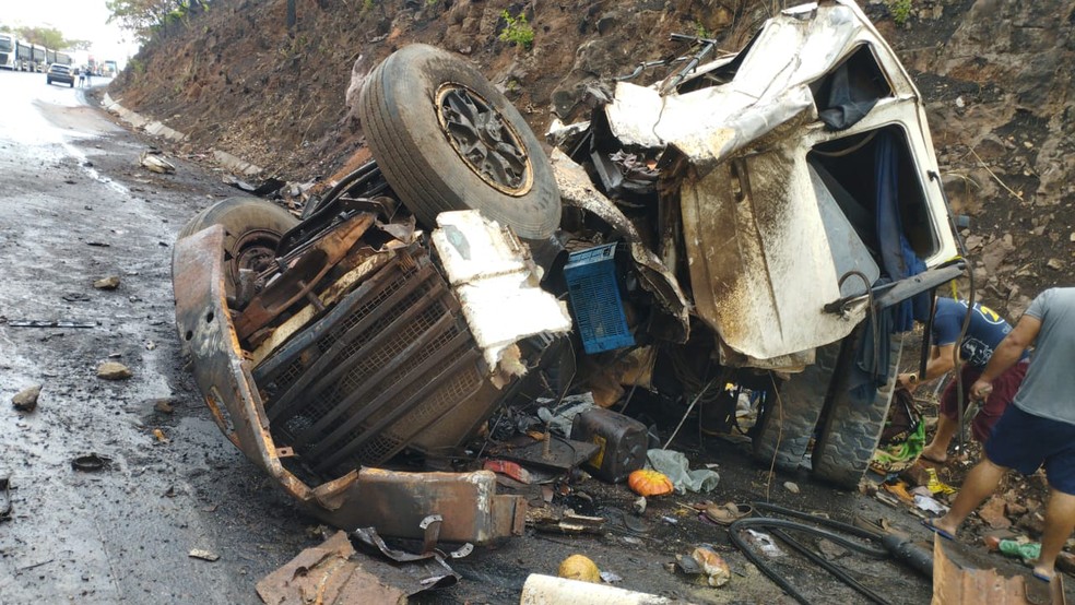 Idoso de 60 anos ficou gravemente ferido após perder o controle do caminhão que dirigia e bater um barranco — Foto: PRF