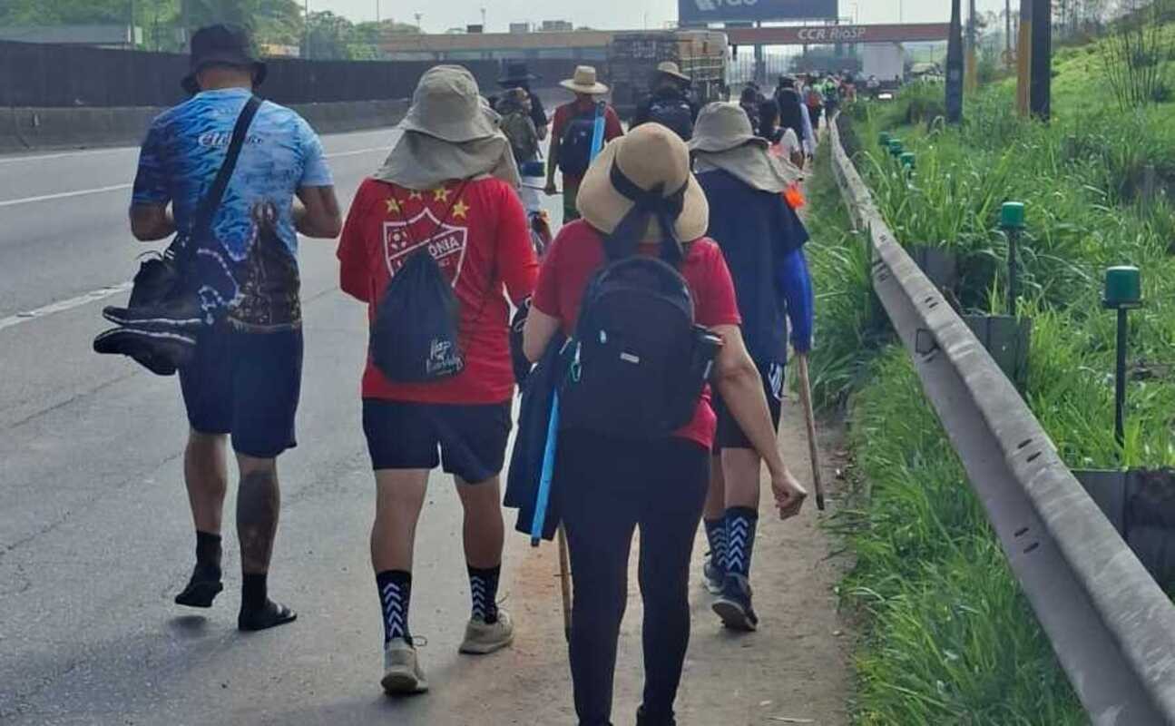 Peregrinos intensificam caminhada pela Dutra e Rota da Luz para chegar a Aparecida