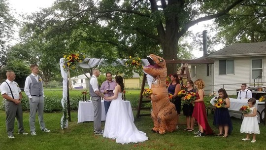 Madrinha aparece no casamento da irmã fantasiada de tiranossauro nos EUA