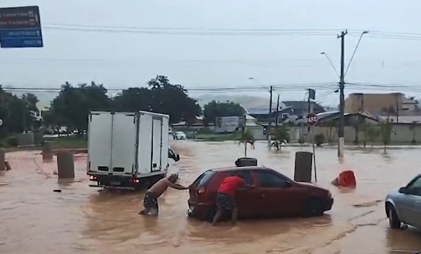 Chuva provoca deslizamentos de terra e alagamentos em cidades do Vale e região