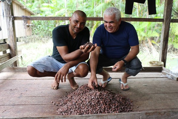 César de Mendes (direita) um dos pioneiros no setor de chocolate artesanal, e descobridor de uma variação de cacau selvagem no Rio Jari — Foto: Arquivo Pessoal/ César de Mendes