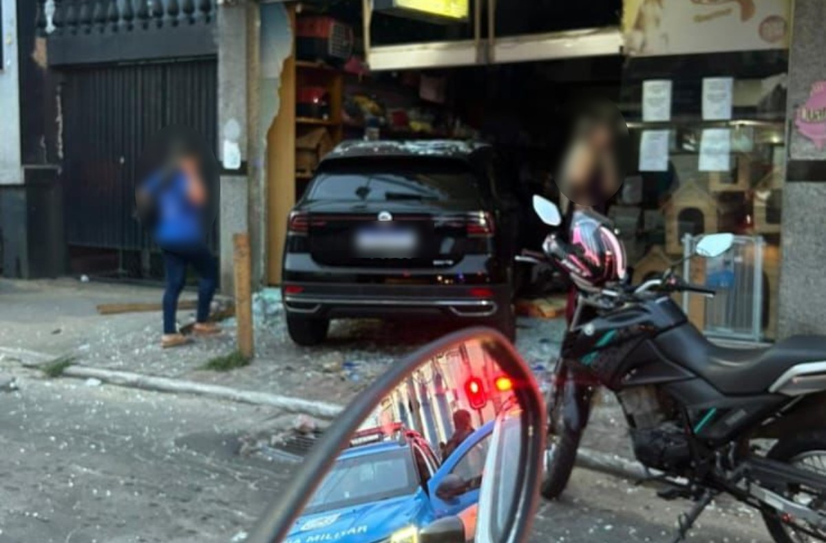 Carro invade agropecuária em Três Rios