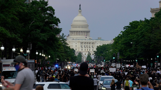 FBI demite agentes que se ajoelharam durante protesto pela morte de George Floyd em 2020 - As fotos mostravam um grupo de agentes ajoelhados em manifestação contra o racismo e a violência policial após o assassinato do jovem, em 2020. Número de demitidos não foi confirmado, mas fontes falam que foram cerca de 20.