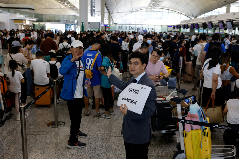 Passageiros formam enormes filas no Aeroporto Internacional de Hong Kong em meio a apagão global no dia 19 de julho de 2024 — Foto: Tyrone Siu/Reuters