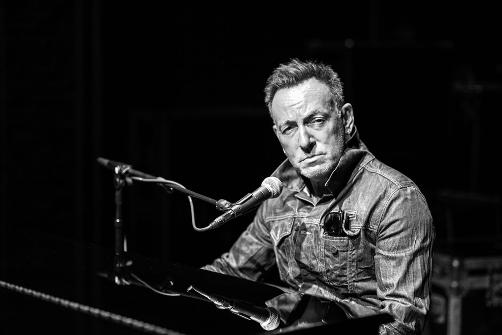 Bruce Springsteen em cena de seu show na Broadway — Foto: Divulgação/Rob DeMartin