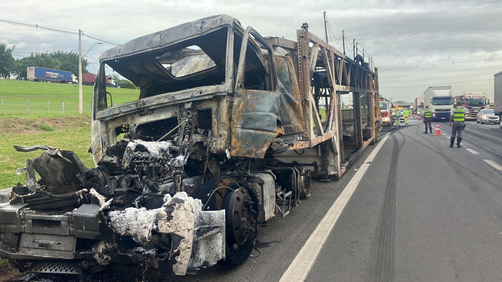 Acidente entre duas carretas deixa motorista em estado grave e bloqueia Rodovia Anhanguera, em Americana 