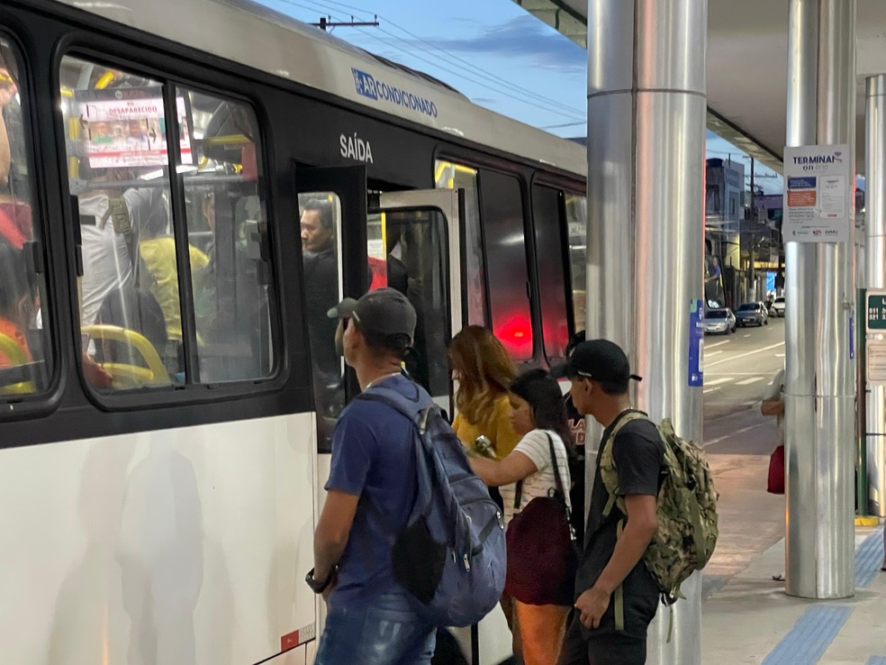 Circulação de ônibus no Terminal 1, em Manaus, durante primeiro dia de paralisação parcial. — Foto: Patrick Marques/g1 AM