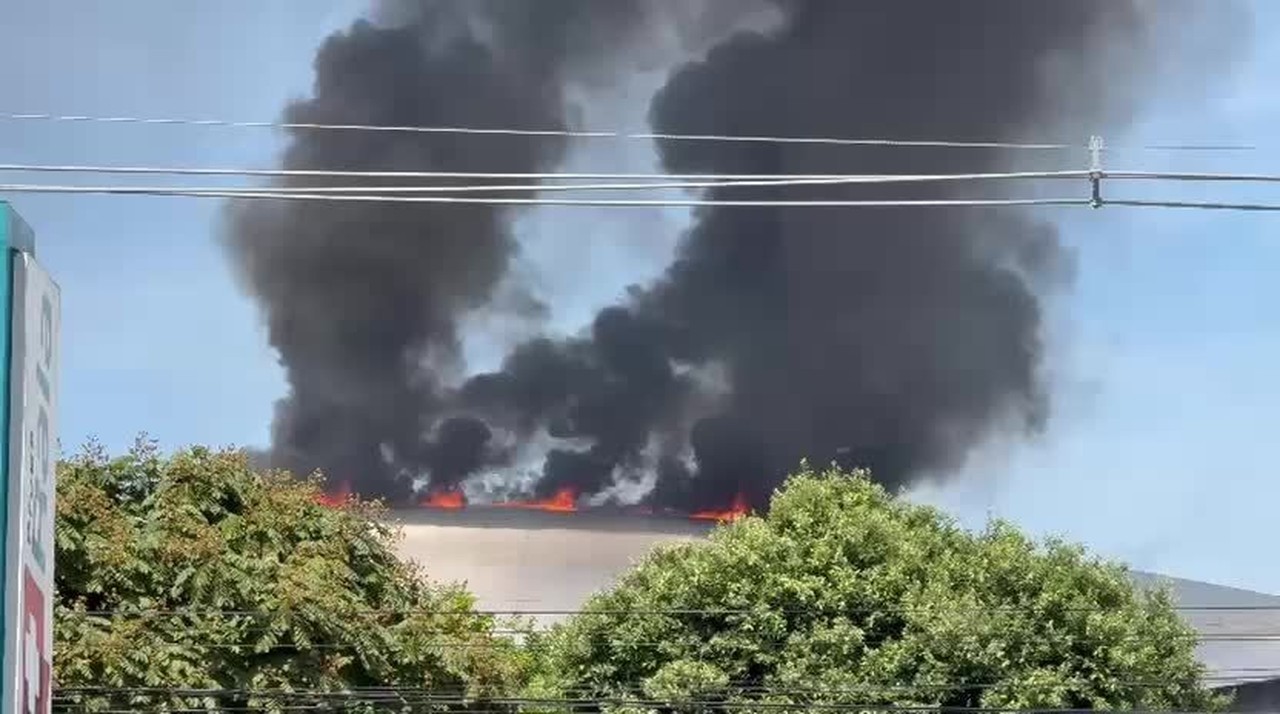 Incêndio volta a atingir cobertura do Velódromo horas após bombeiros controlarem o fogo
