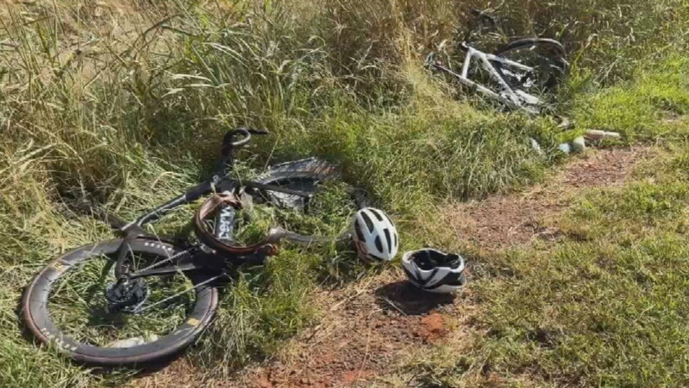 Grupo de ciclistas é atropelado em Bady Bassitt (SP) — Foto: Patrick Lima/TV TEM