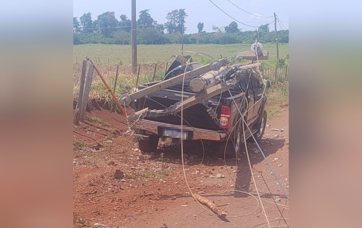 Caminhonete fica destruída após motorista bater em poste de energia no interior de SP