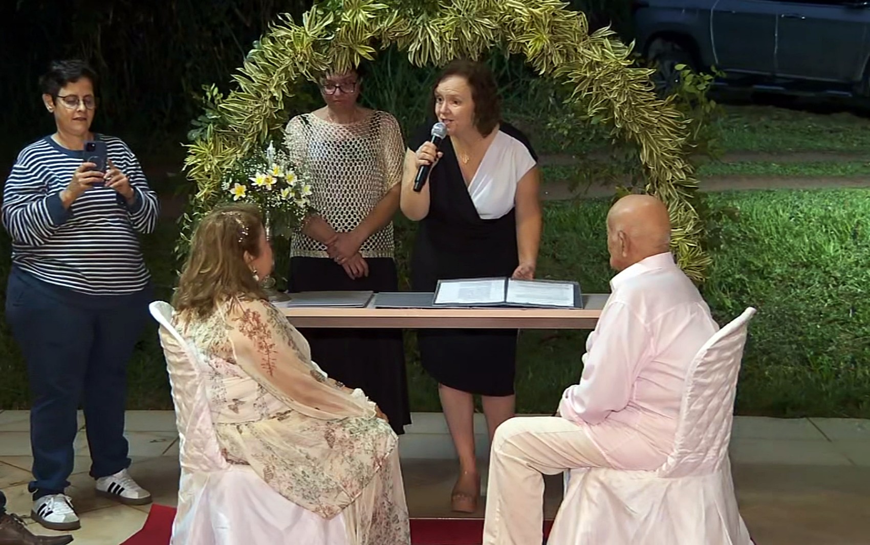 Após 50 anos de espera, casal de idosos realiza sonho do casamento em MG