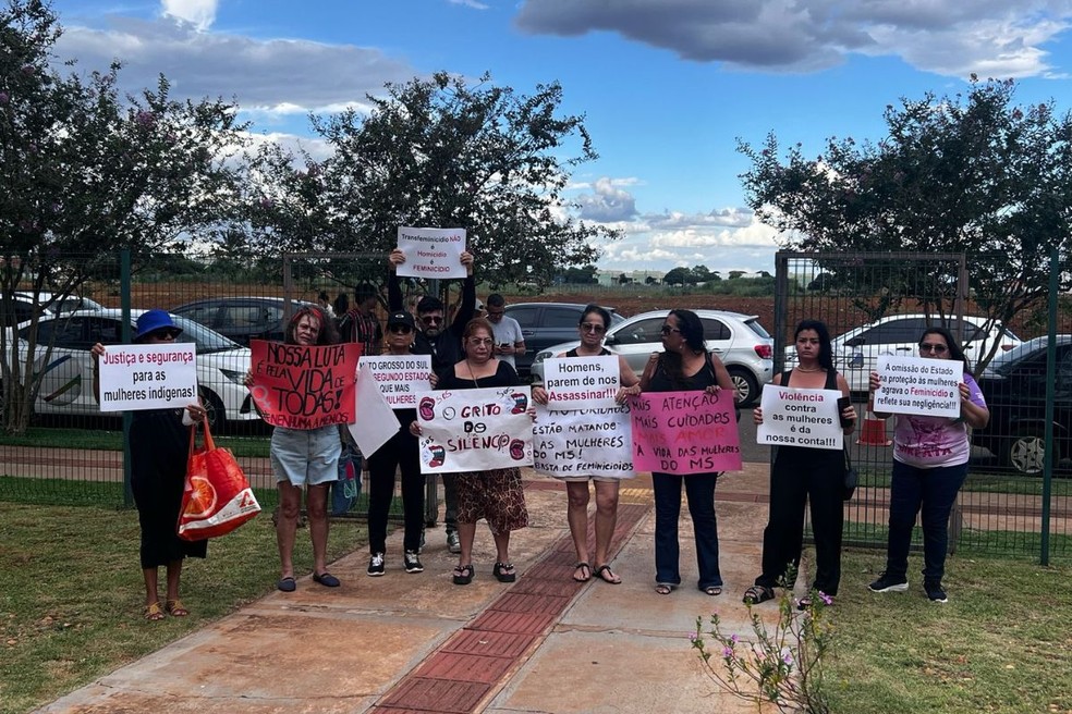 Grupo realizou protesto em frente à Delegacia Especializada de Atendimento à Mulher. — Foto: Alysson Maruyama