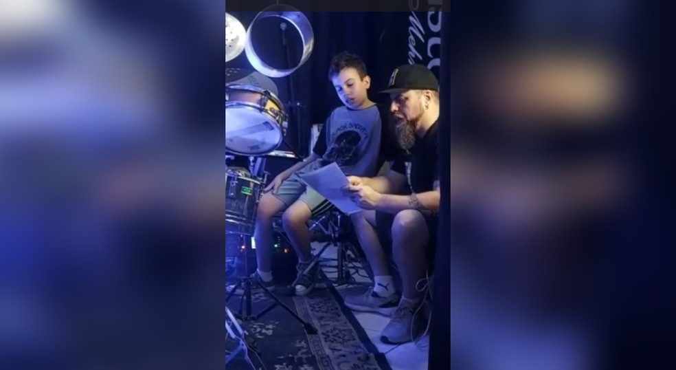 Aluno Noah Costa Neto começou a tocar bateria do 'zero' e teve aulas com Daniel Batera — Foto: Arquivo pessoal