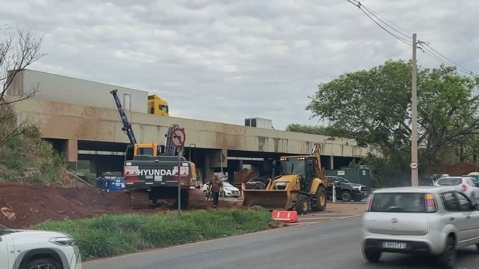 Canteiro de obras em viaduto da rodovia Washington Luís (SP-310), em Rio Preto, que passa por interdição de uma das faixas até o dia 1º de outubro — Foto: João Serantoni/TV TEM/Reprodução