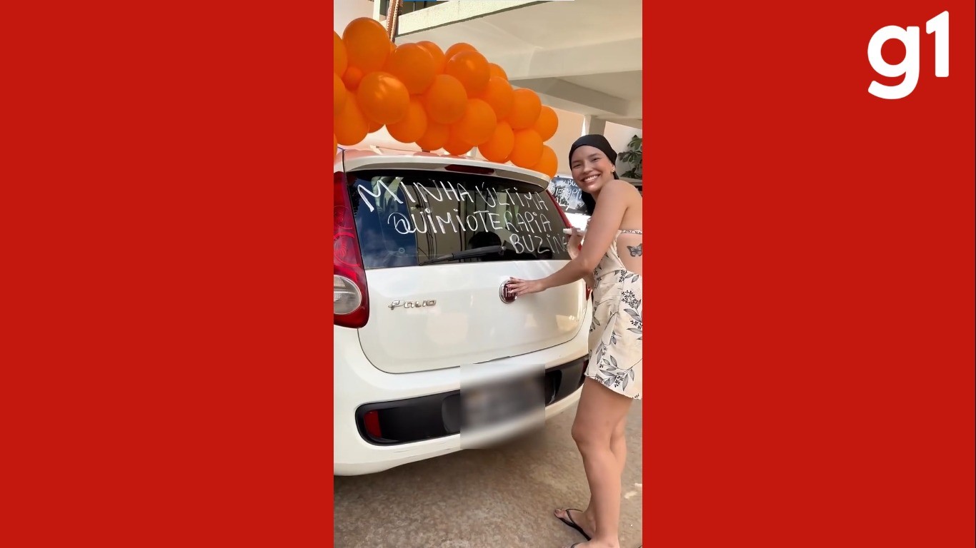 VÍDEO: motoristas fazem 'buzinaço' em comemoração a última quimioterapia de advogada em Cuiabá