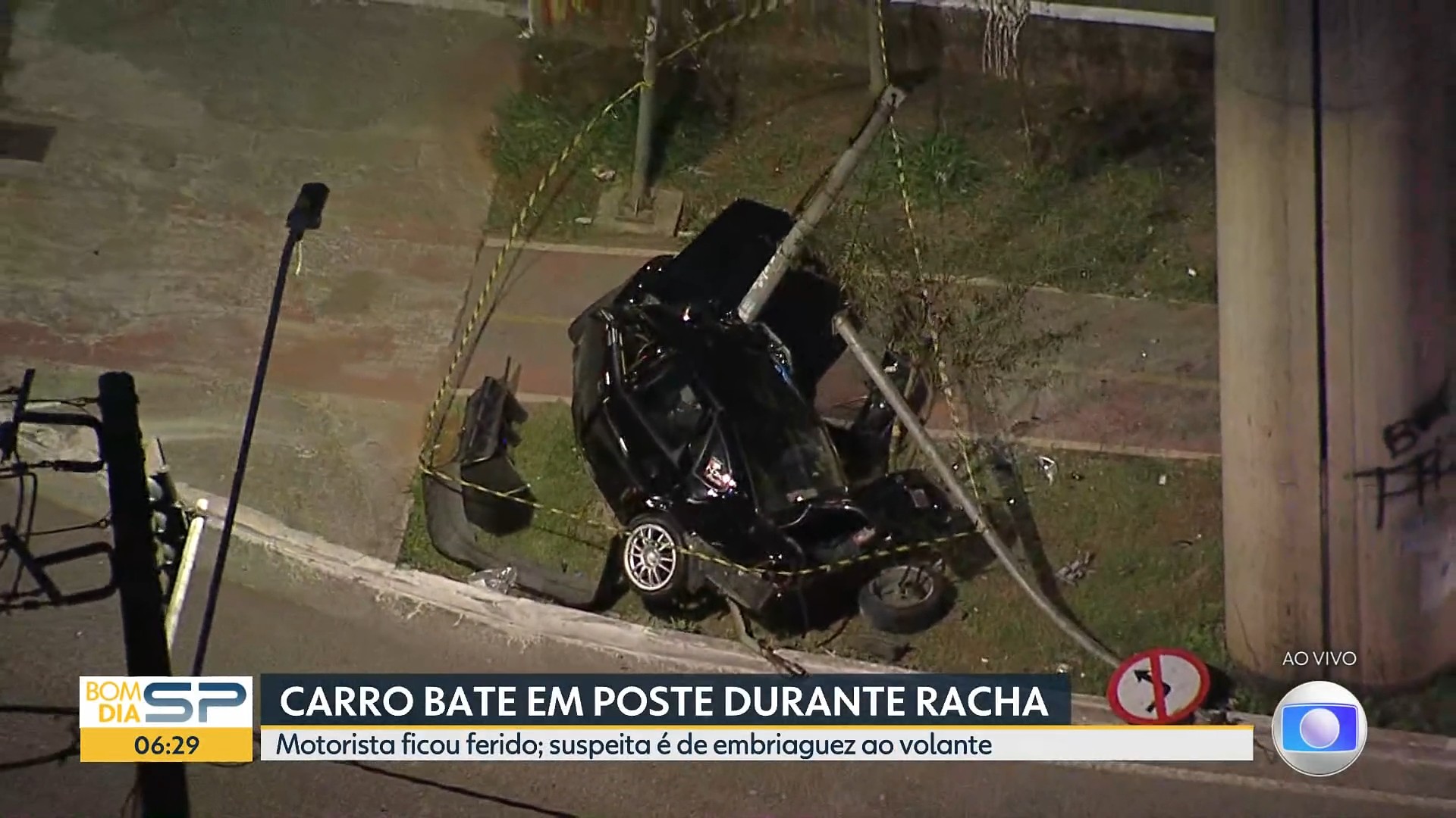 Carro 'dobra'  após bater em poste na Zona Leste de SP; testemunhas dizem que veículo participava de racha