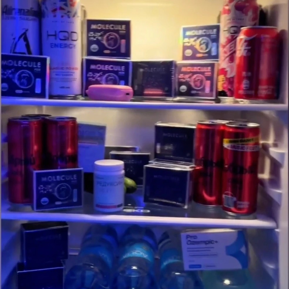 Vídeos compartilhados no TikTok mostram geladeiras cheias de refrigerantes e caixas azuis de Molecule. — Foto: TikTok