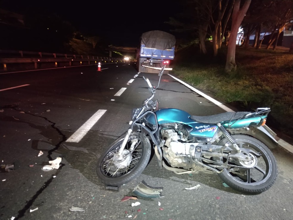 Motociclista fica ferido gravemente ao chocar-se contra caminhão na Castelo  Branco - Barueri na Rede