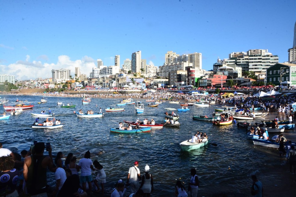 Baianos e turistas entregam presentes a Iemanjá, em Salvador — Foto: Joilson César/Ag. Picnews