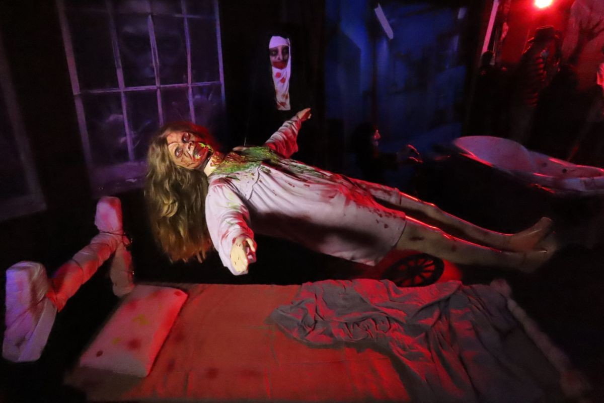 De 'O Exorcista' a 'Jogos Mortais': casa em Santos ganha decoração macabra para o Halloween; FOTOS