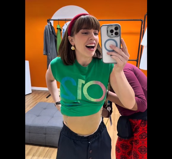 Esqueceram a barriga de grávida da Solange, de Vale Tudo? Alice Wegmann mostra calça que causou polêmica 