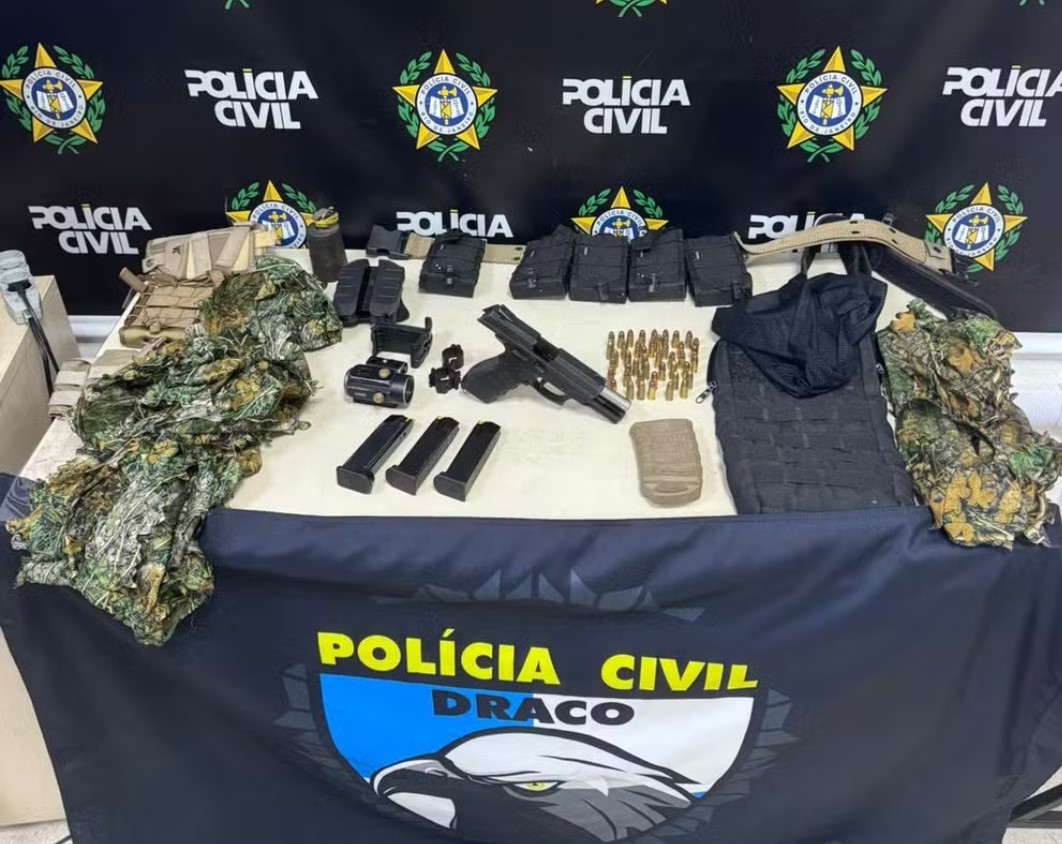 Polícia Civil apreende armas e equipamentos táticos em área dominada por narcomilicianos na Zona Oeste do Rio