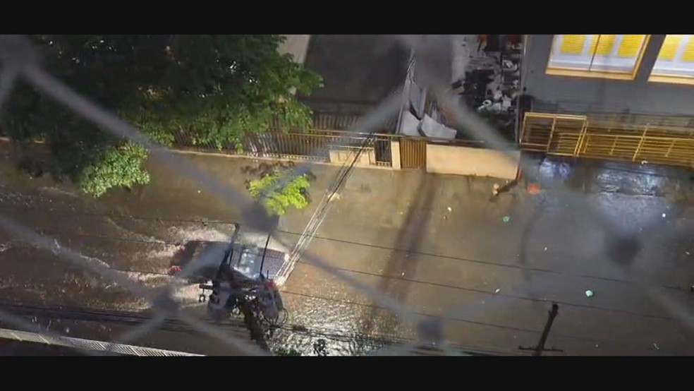 Rua em São Cristóvão ficou completamente alagada — Foto: Reprodução/TV Globo