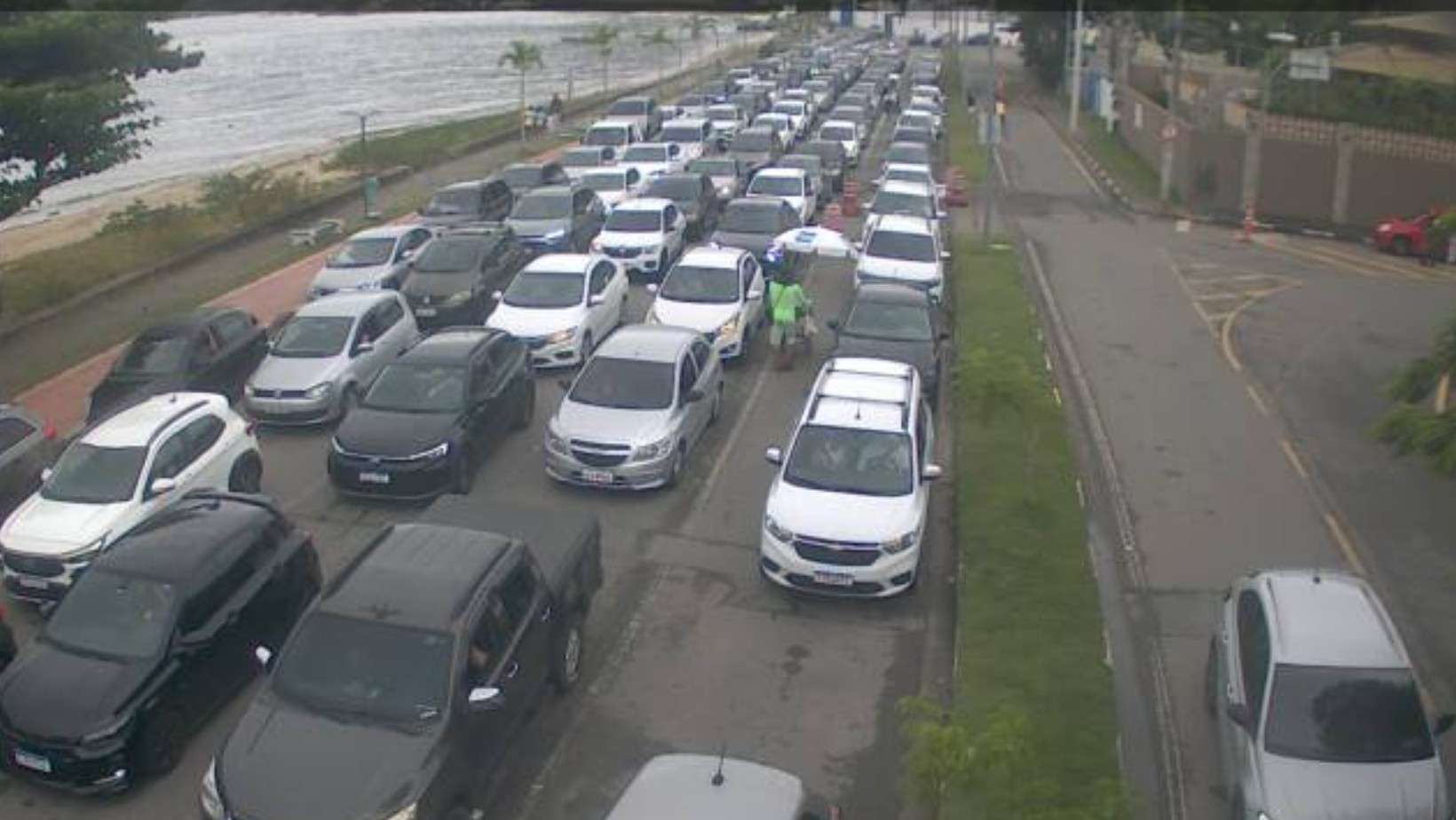 Travessia de balsa entre Ilhabela e São Sebastião registra fila de espera de até 3h30 na volta do feriado