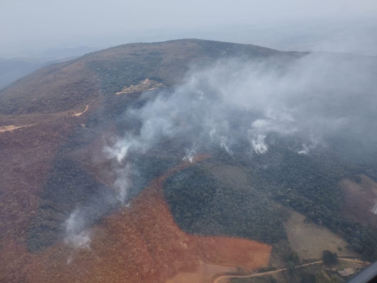 Bombeiros combatem incêndios em 10 unidades de conservação de Minas Gerais