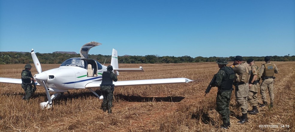 O avião monomotor roubado no Maranhão é encontrado em lavoura no Tocantins — Foto: Ascom Polícia Militar/Divulgação