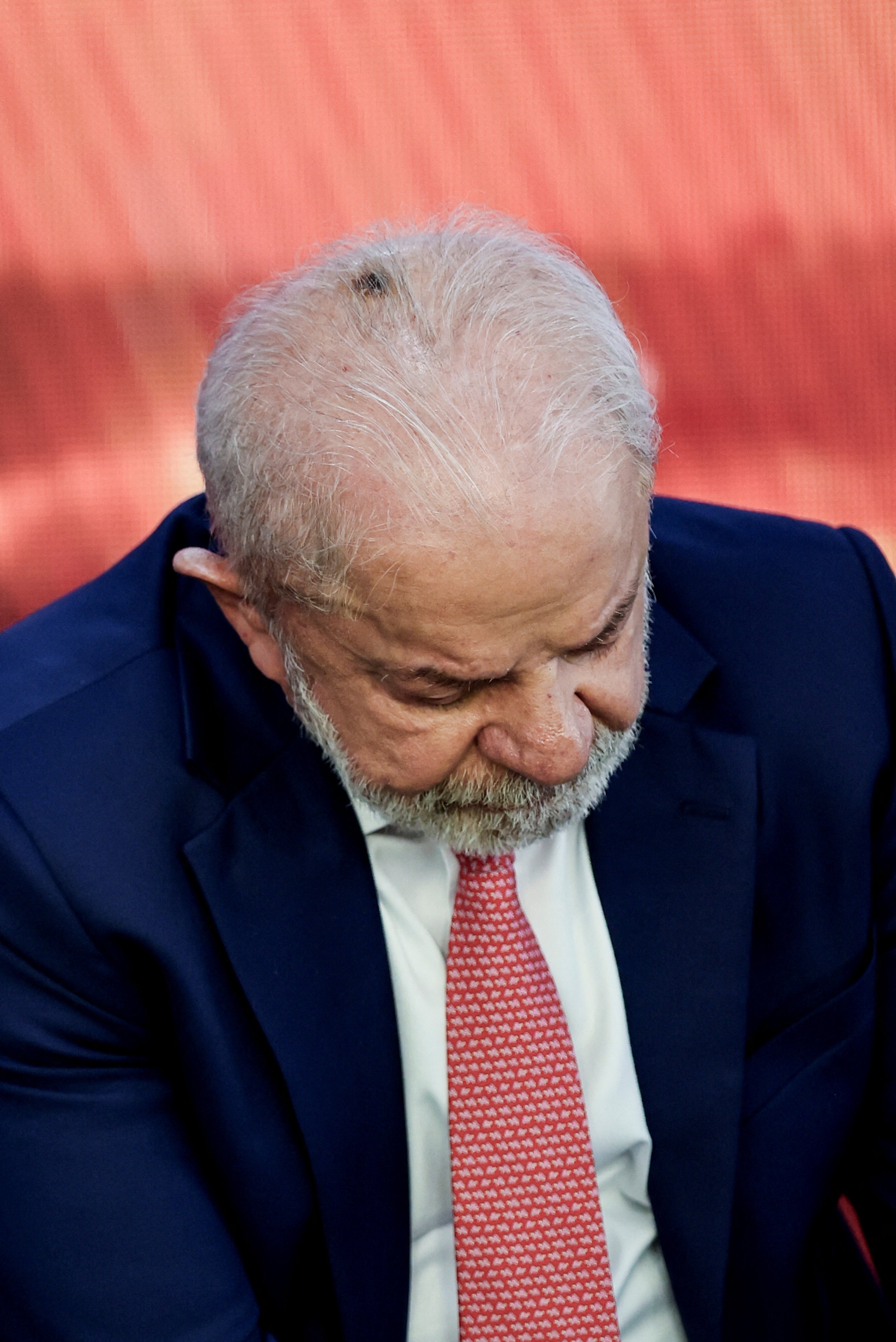 VÍDEO: Lula aparece em cerimônia com marca na cabeça; Planalto diz que presidente passou por cauterização no couro cabeludo