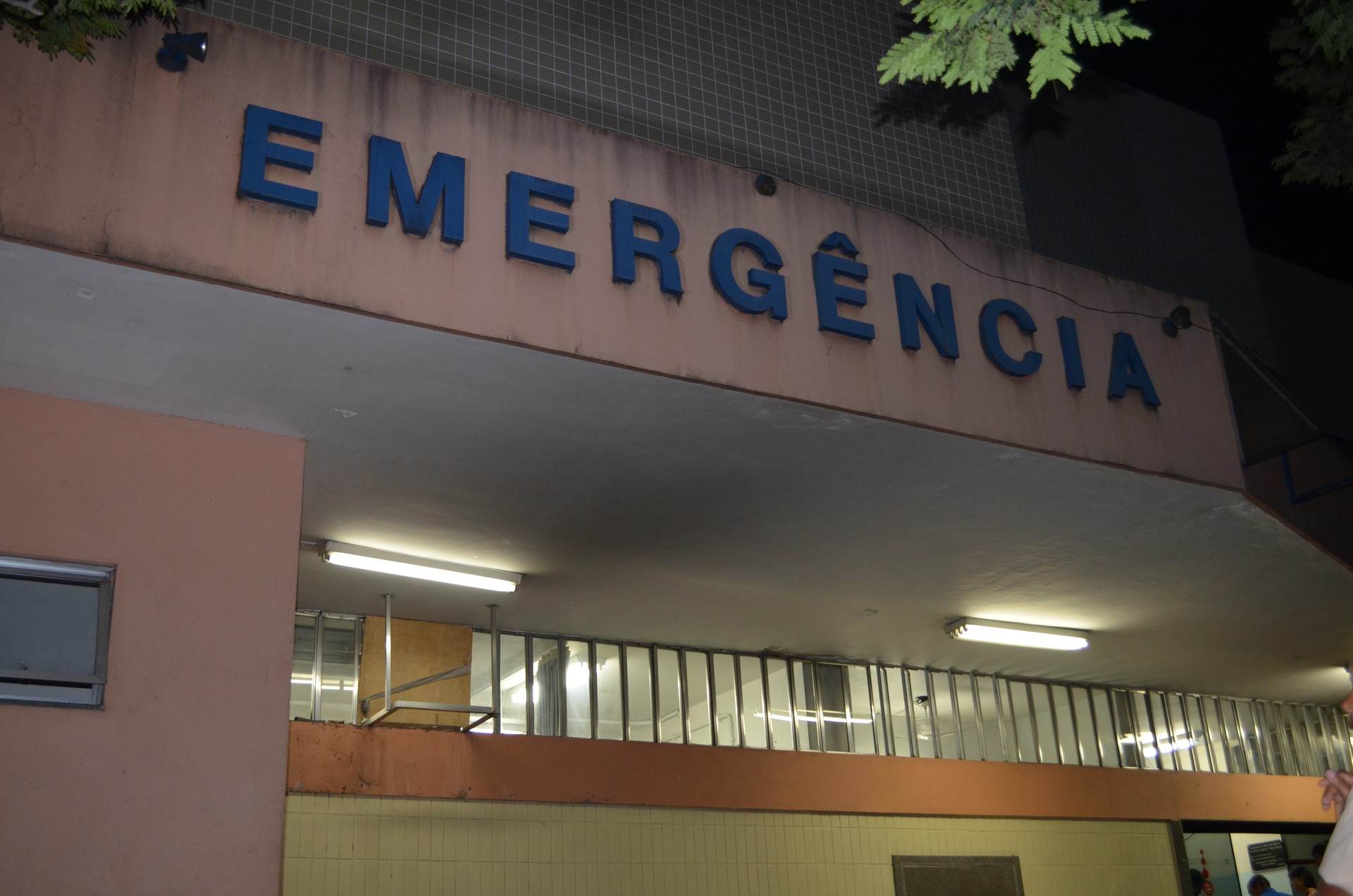 Manifestantes bloqueiam trânsito em frente ao Hospital Ferreira Machado em Campos