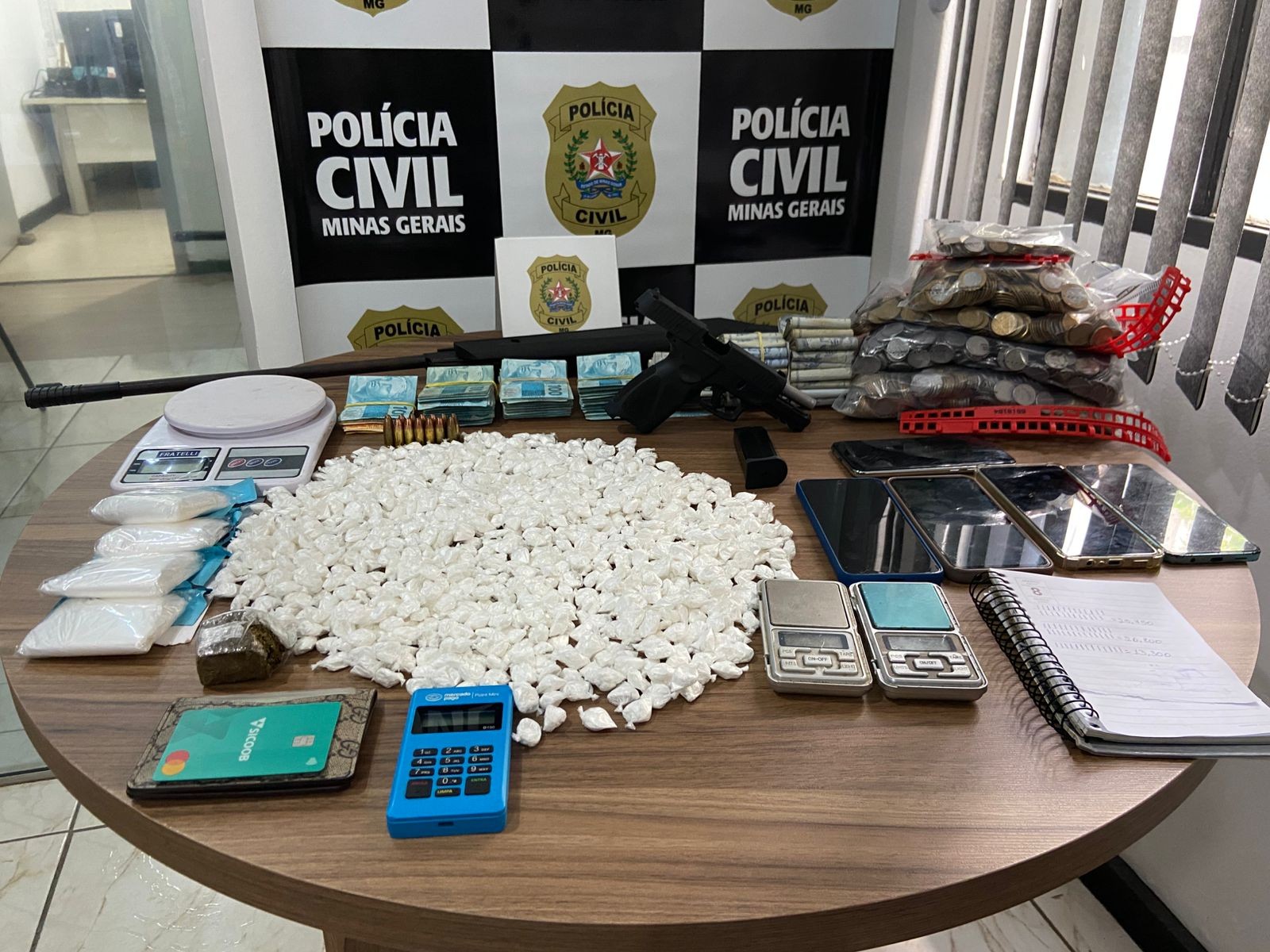 Mil papelotes de cocaína e R$ 50 mil são apreendidos em operação que prendeu oito pessoas em MG