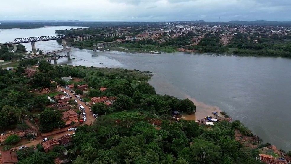 Ponte de Estreito caiu entre as cidades de Aguiarnópolis (TO) e Estreito (MA) — Foto: Reprodução/Sirley Freitas
