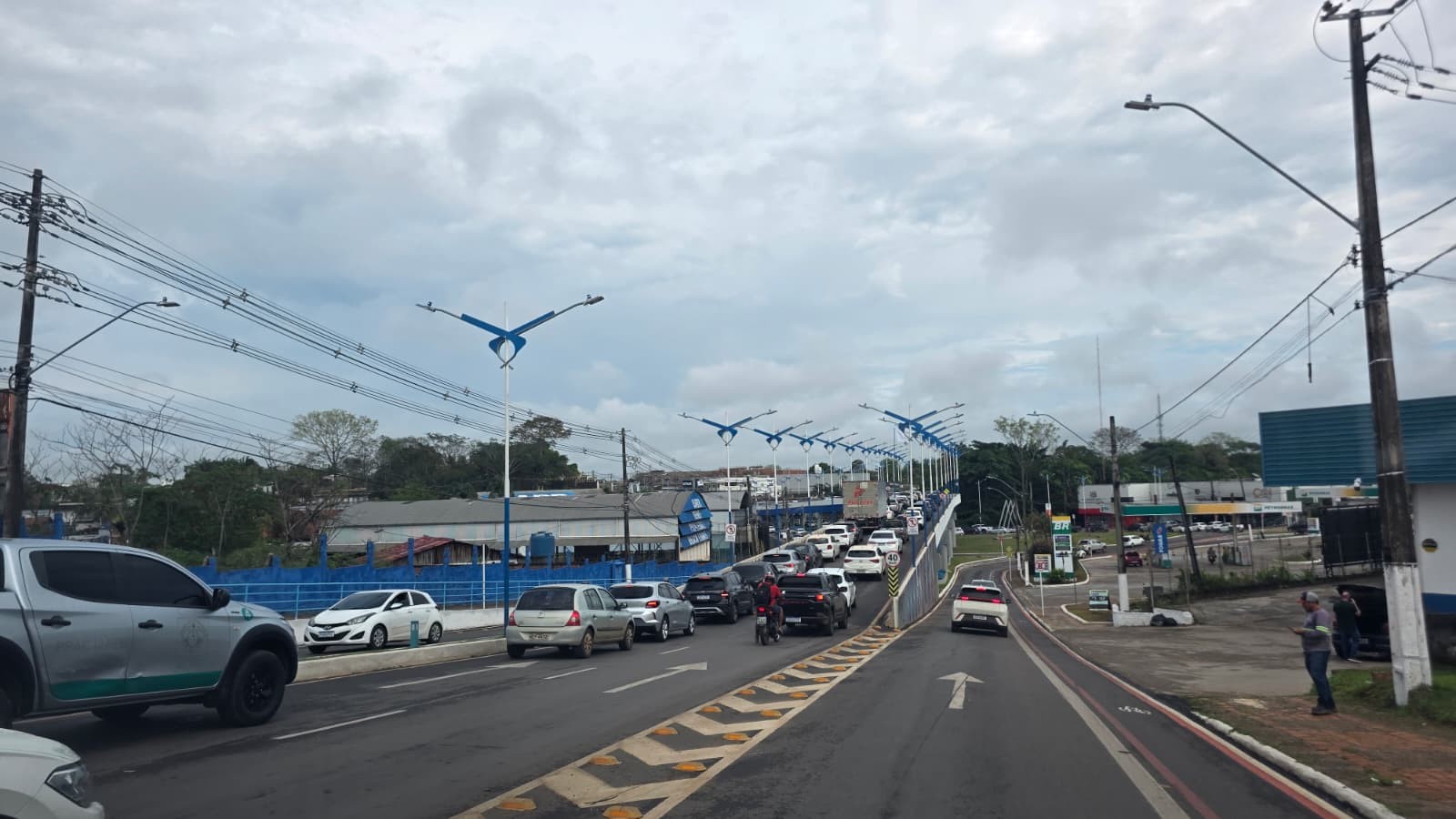 Ônibus articulado quebra e causa congestionamento em região de viaduto em Rio Branco; VÍDEO