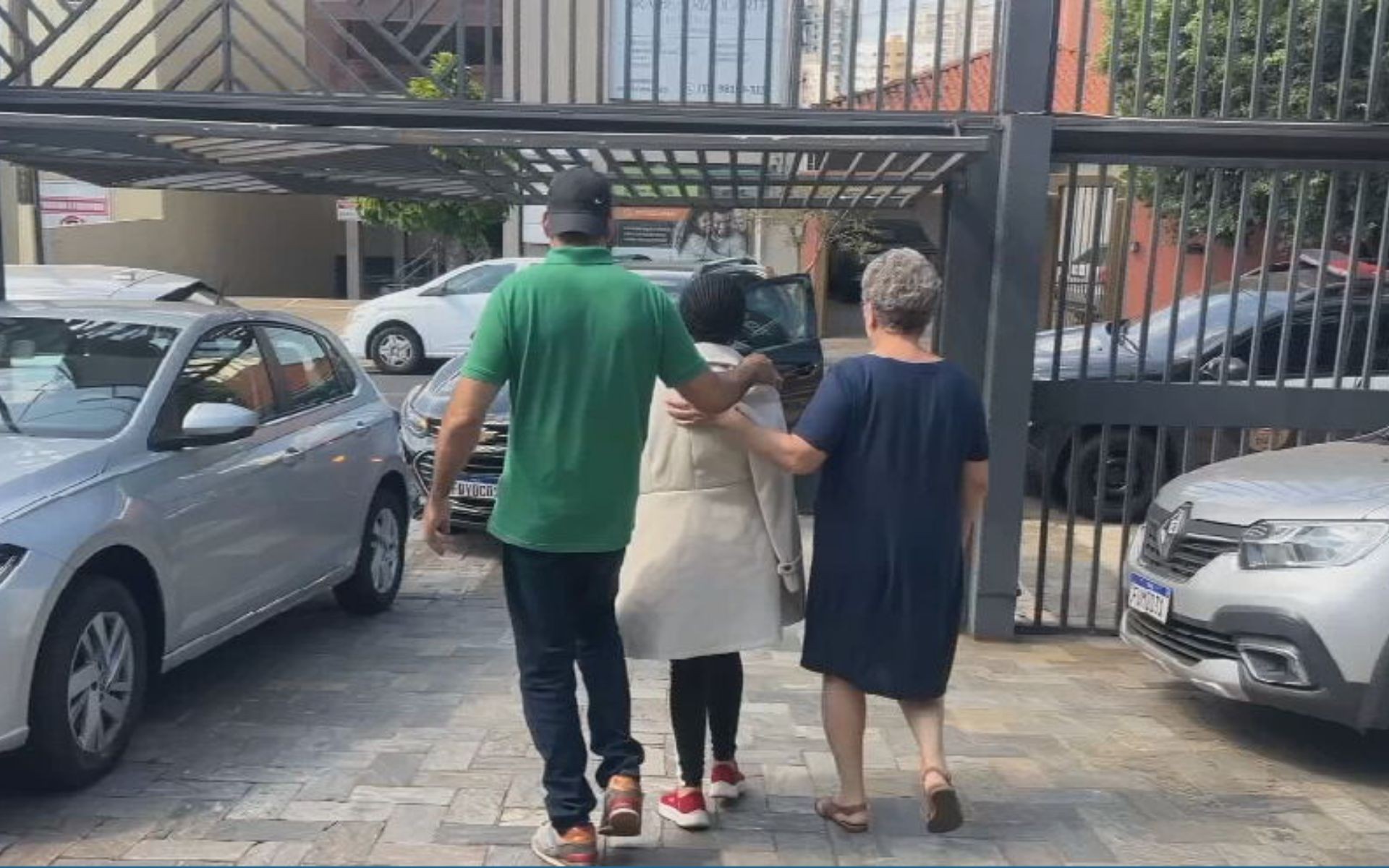 Mulher que teve parte do braço amputado após ser atacada pelo filho com facão e abandonada na piscina da casa da família presta depoimento