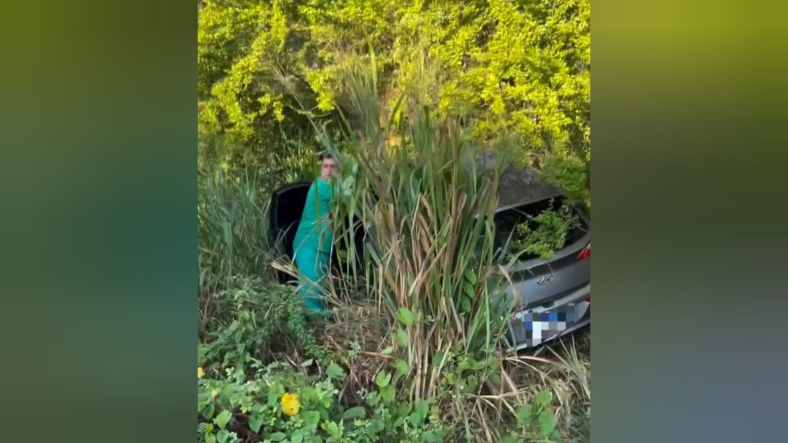 Acidente entre veículos na avenida Cuiabá, em Santarém, termina em área de mata​‌​