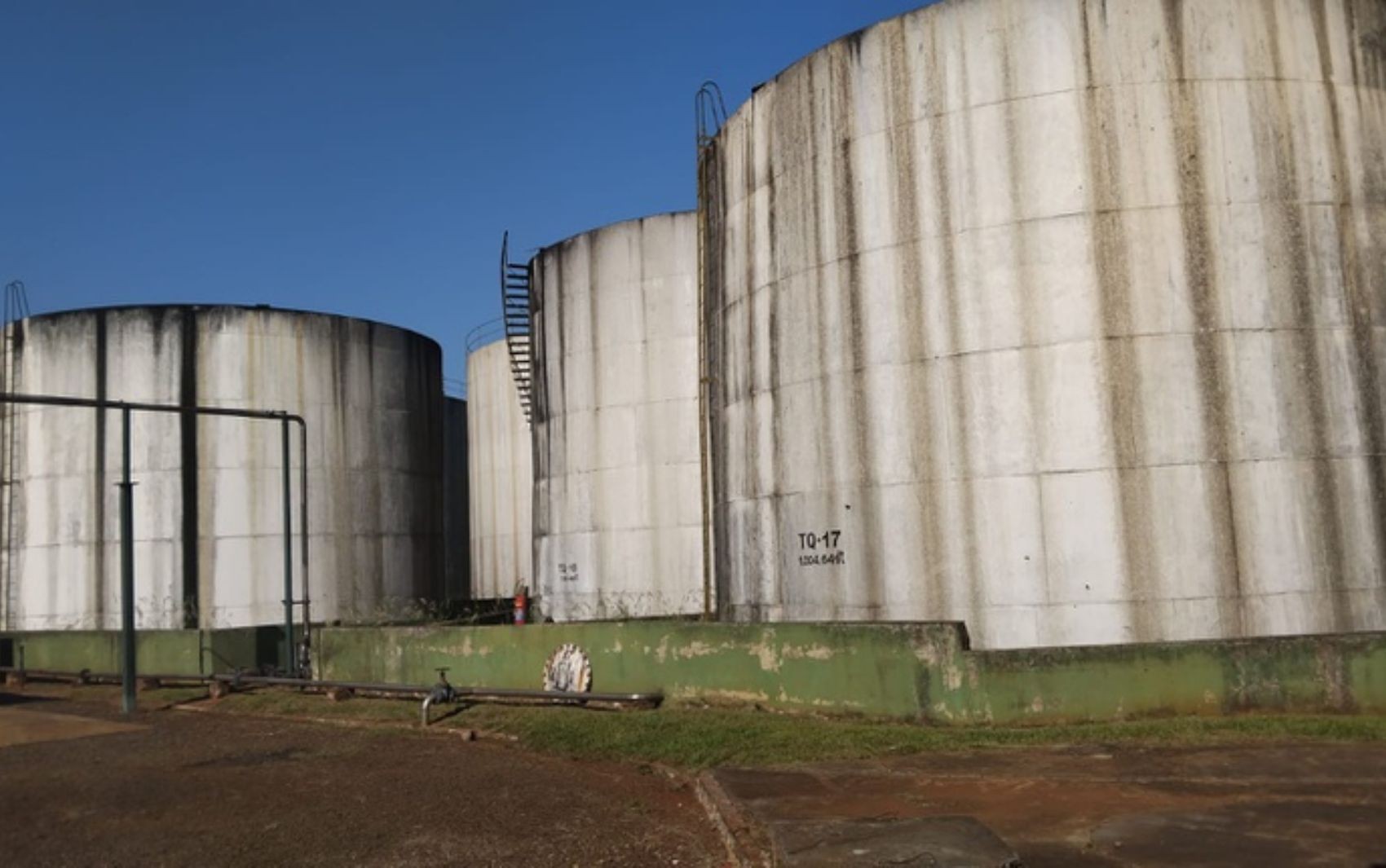 Ministério da Agricultura apreende 7,28 milhões de litros de cachaça sem registro federal em empresa atacadista