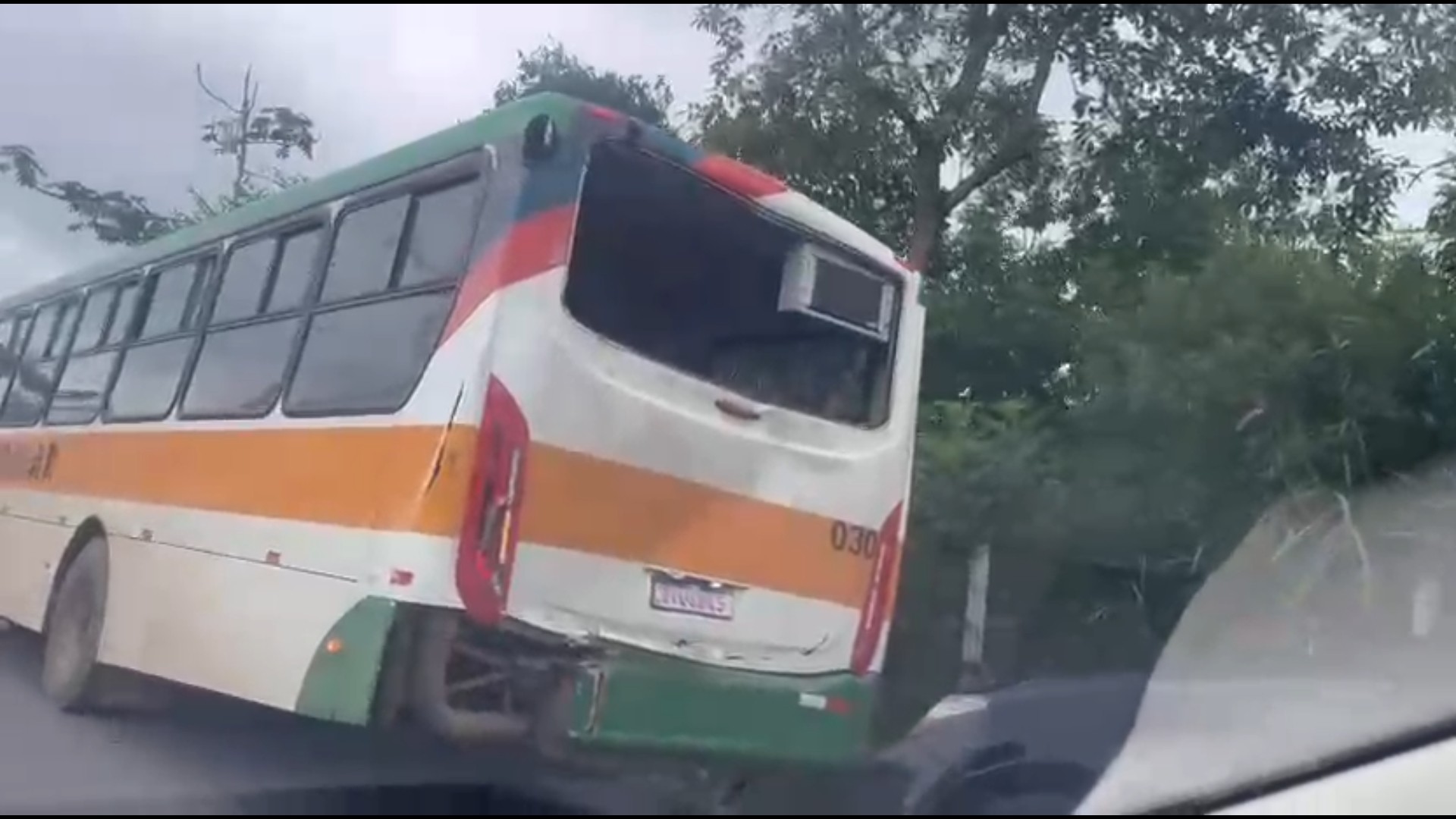 Adolescentes ficam feridos após batia entre ônibus escolares em Biritiba Mirim